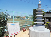 鎮魂と平和を祈念した八角基壇と五重笠石